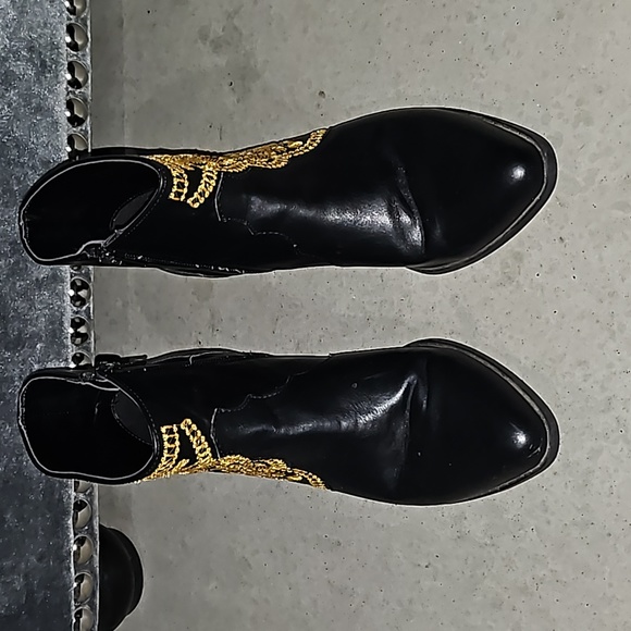 Black Pointed Toe Ankle Booties with lovely Western Embroidery - Picture 2 of 6